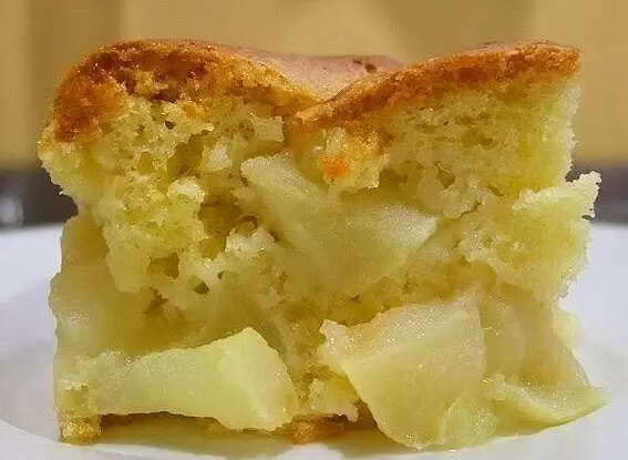 Легкая шарлотка с яблоками для истинных гурманов