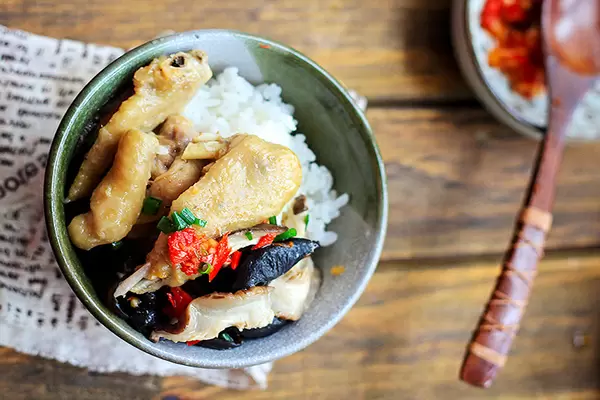 Нежная курица на пару с древесными грибами: вкус, о котором мечтаешь