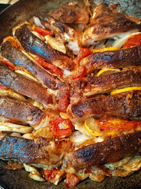 Запечённый карп на капустной подушке: рецепт, который стоит попробовать