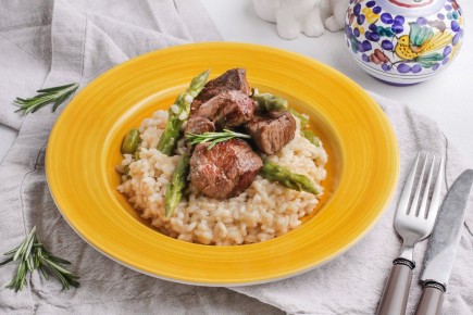 Ризотто с говядиной, спаржей и розмарином: восхитительное сочетание вкусов
