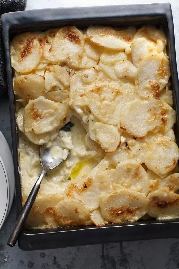 Сытный картофельный гратен с салом и луком