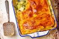 Слоеный пирог с куриным филе, фасолью и сыром
