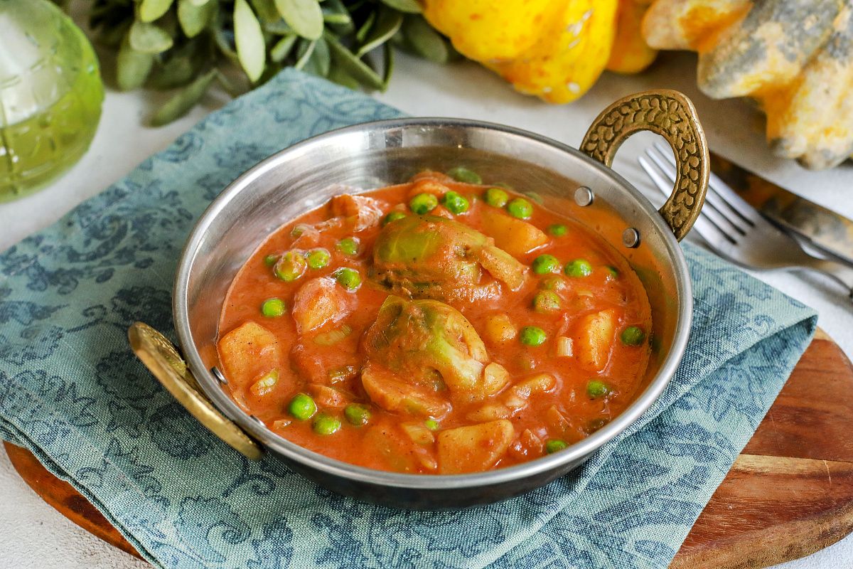 Овощное карри «Канпур»: вкусный рецепт с брюссельской капустой и луком-пореем