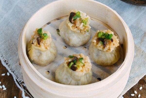 Шаомай с грибами и клейким рисом: как воплотить уличную классику на своей кухне