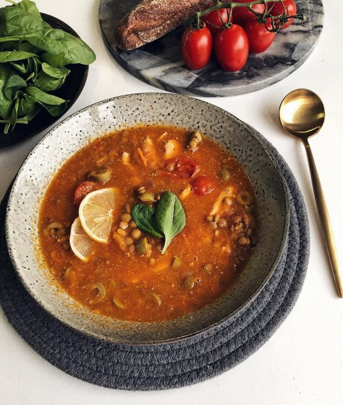 Томатный суп с чечевицей и курицей для осеннего стола
