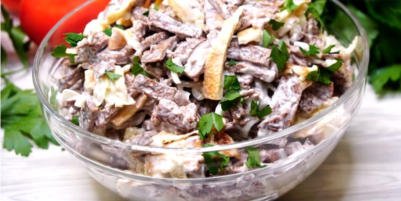 Необычный салат с куриной печенью: ресторанный рецепт для домашнего стола
