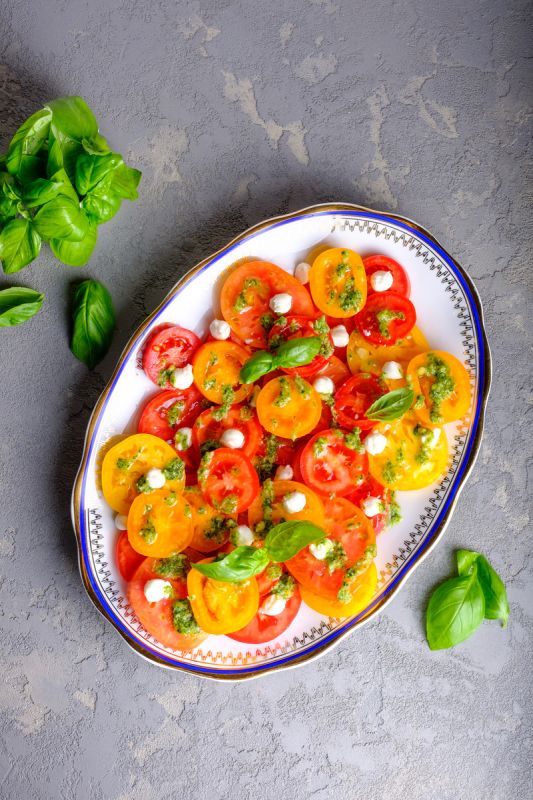 Салат из свежих помидоров с брынзой и базиликовым песто: вкус лета на вашей тарелке
